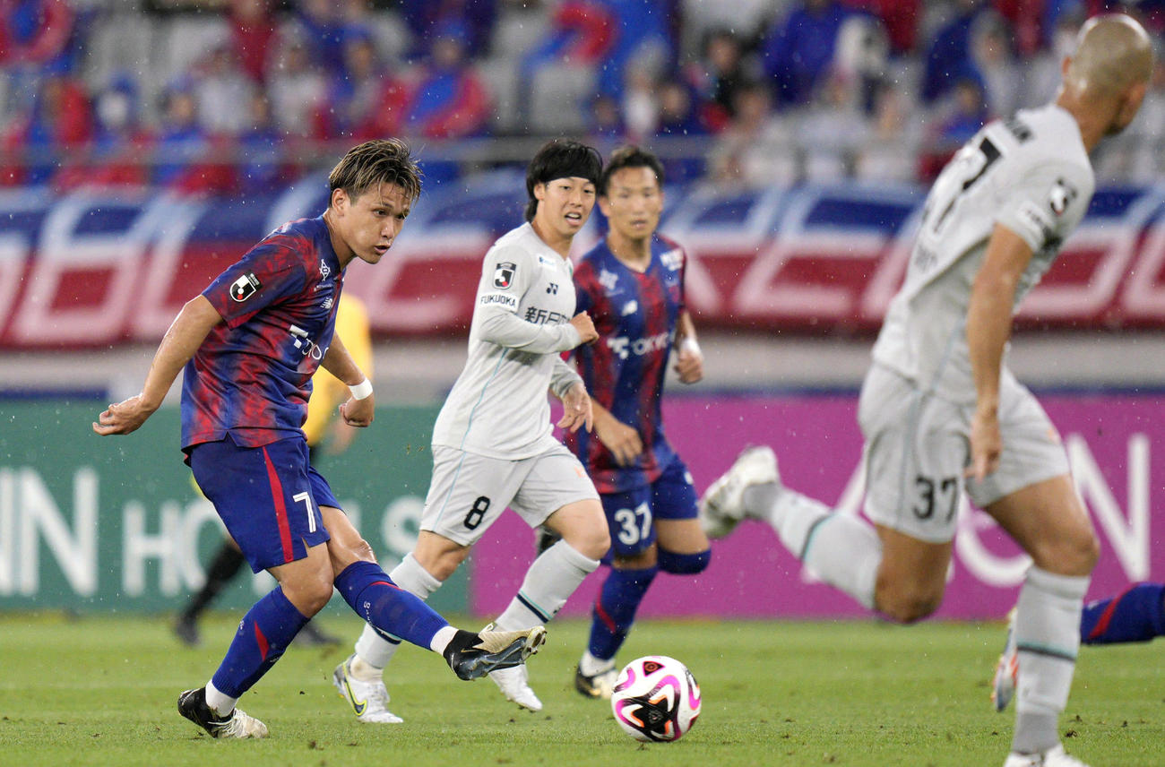 前半、パスを出すFC東京松木（左端）（共同）