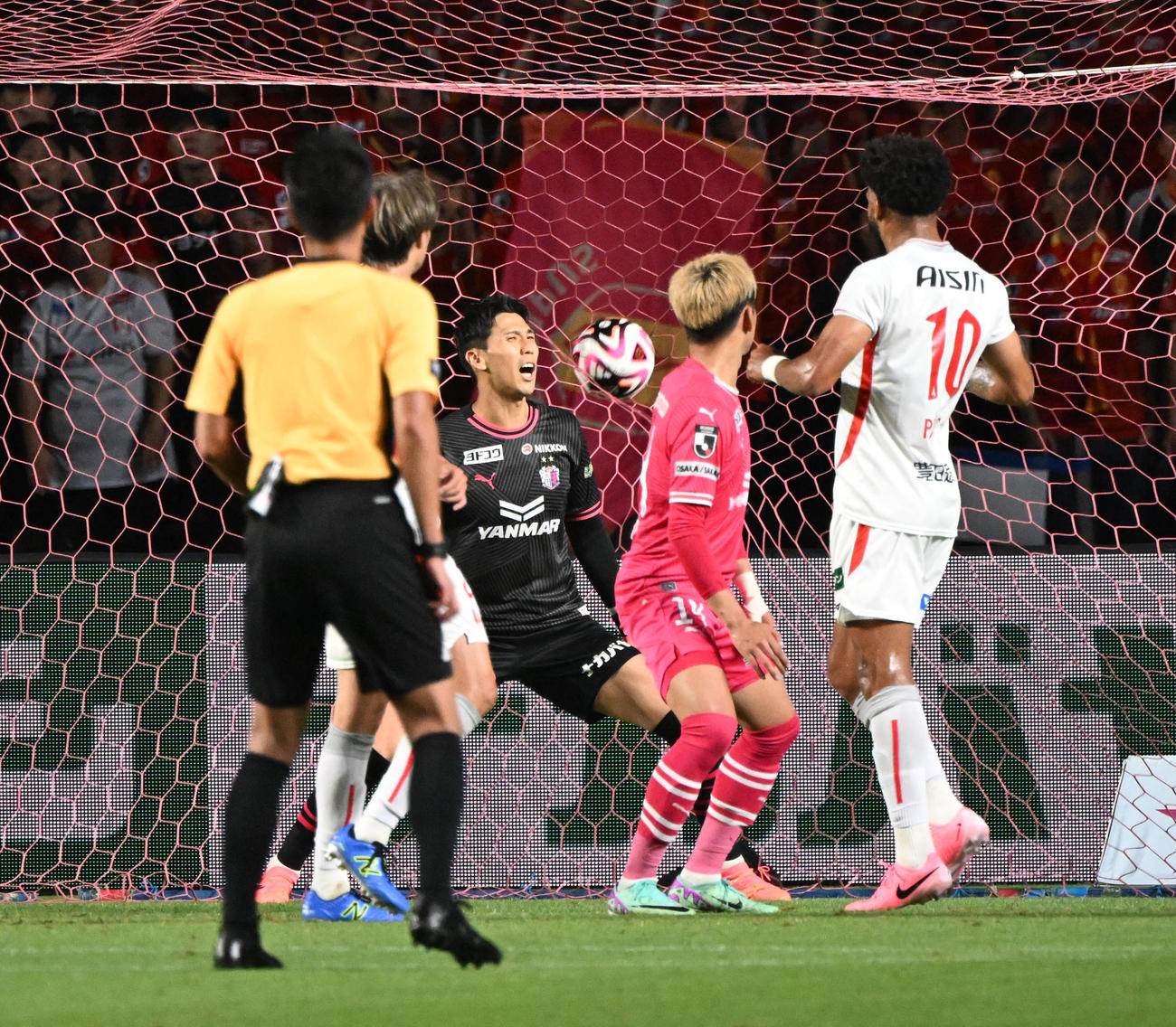 C大阪対名古屋　後半、名古屋久保藤次郎のゴールにC大阪キーパーのキム・ジンヒョンは動けず（撮影・和賀正仁）