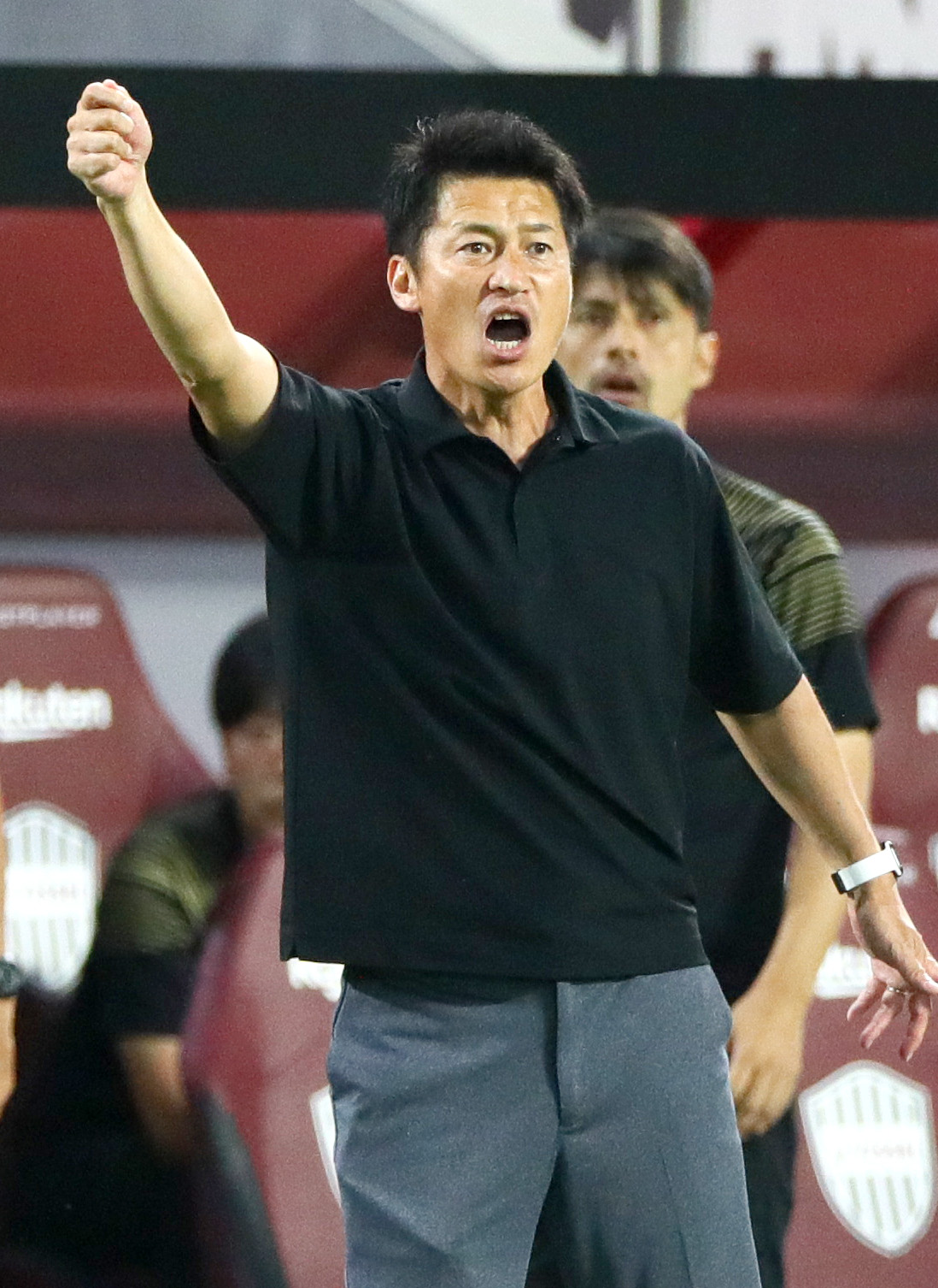 神戸対鹿島　後半、神戸吉田監督は主審に向かって声を上げる（撮影・上山淳一）