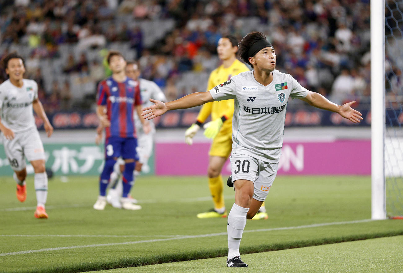 後半、先制ゴールを決め駆け出す福岡重見（30）（共同）