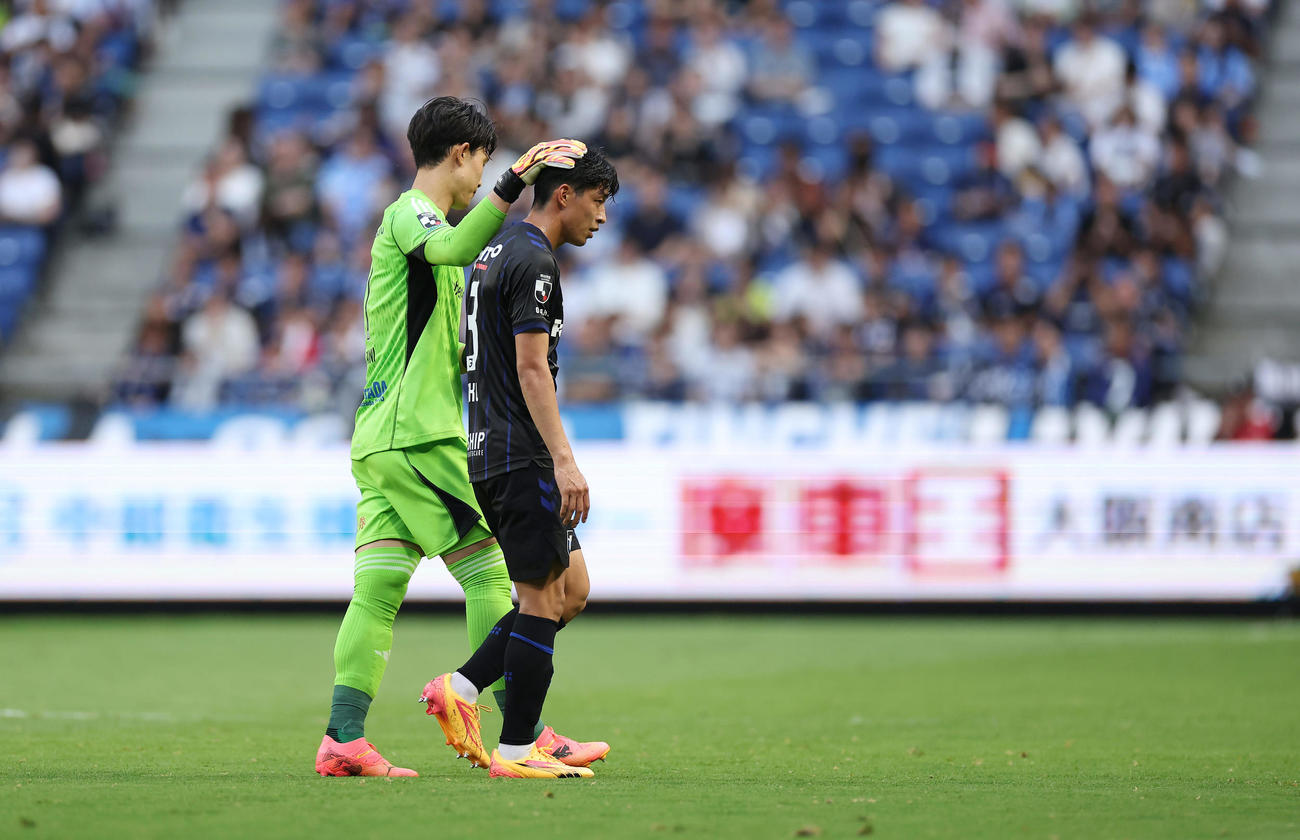 G大阪対町田　前半、2枚目のイエローカードを受け退場となった半田。左は町田GK谷（撮影・前田充）
