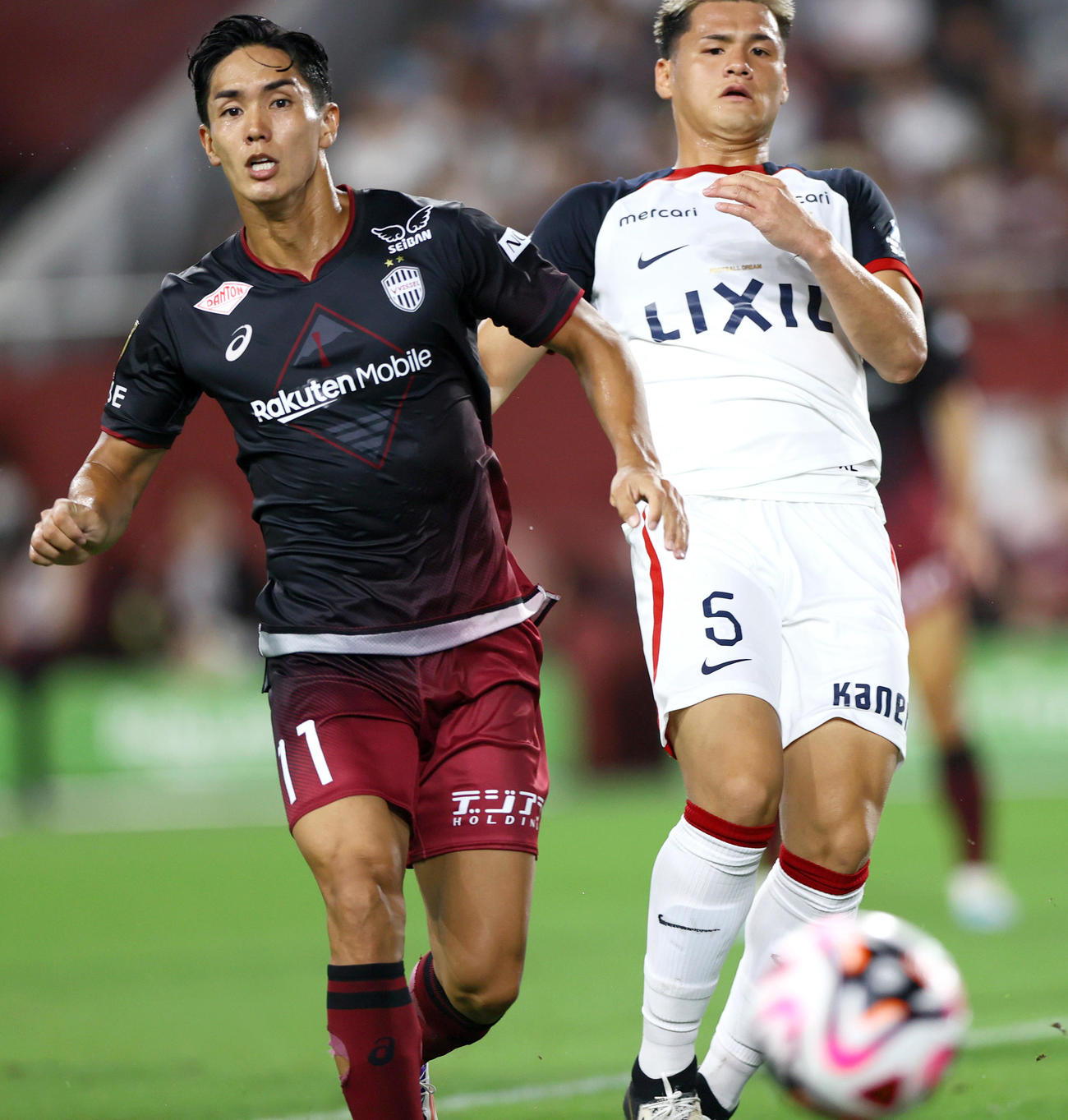 神戸対鹿島　前半、神戸武藤はゴール前に攻め込む。右は鹿島関川（撮影・上山淳一）