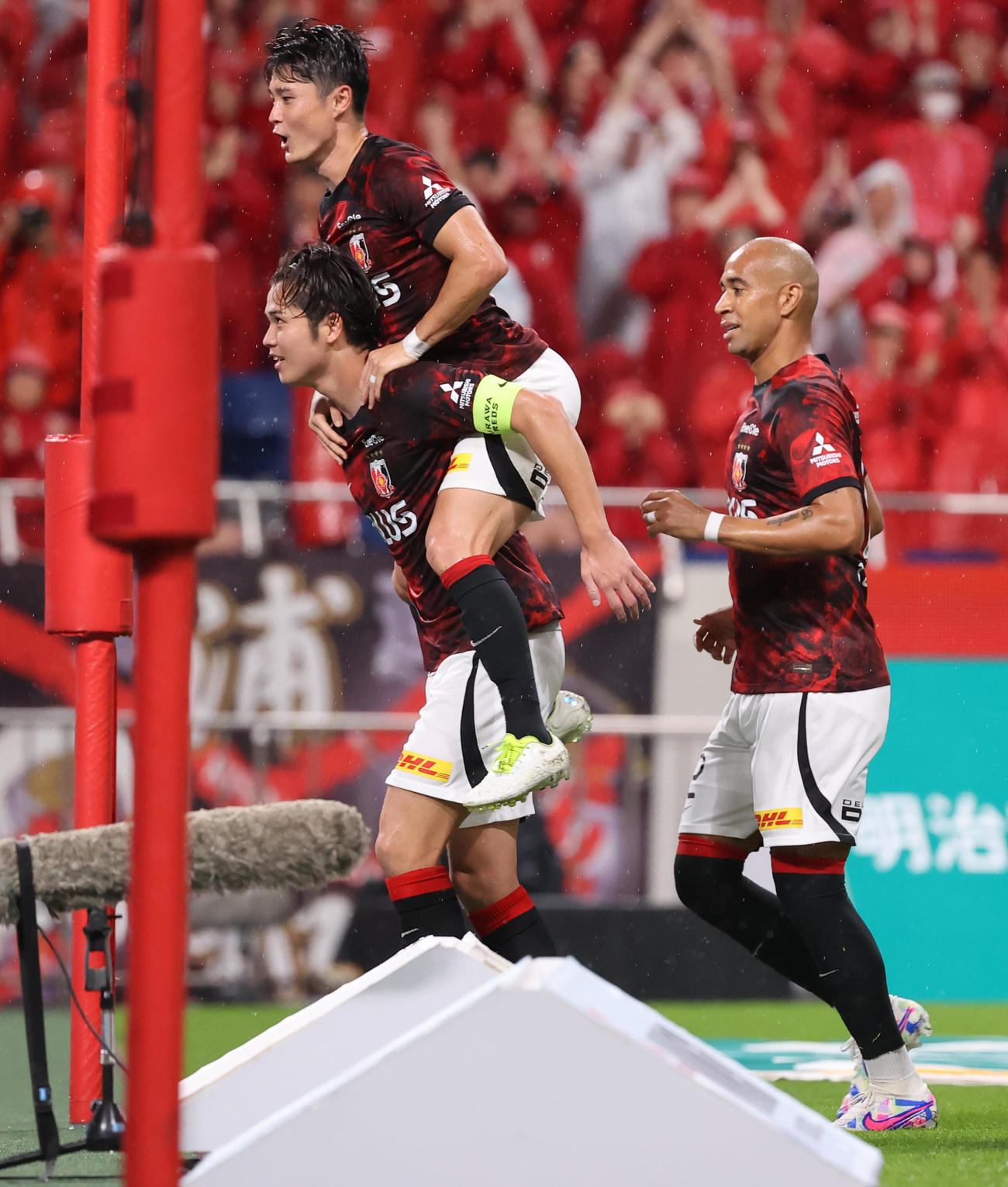 浦和対磐田　後半、ゴールを決め、石原広教を背負い喜ぶ浦和伊藤（撮影・野上伸悟）