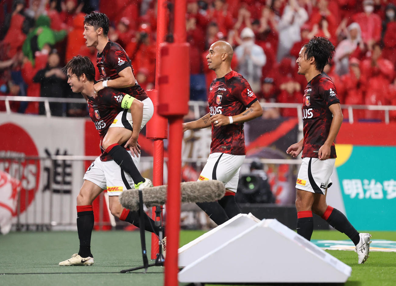 浦和対磐田　後半、ゴールを決め、石原広教を背負い喜ぶ浦和伊藤（撮影・野上伸悟）