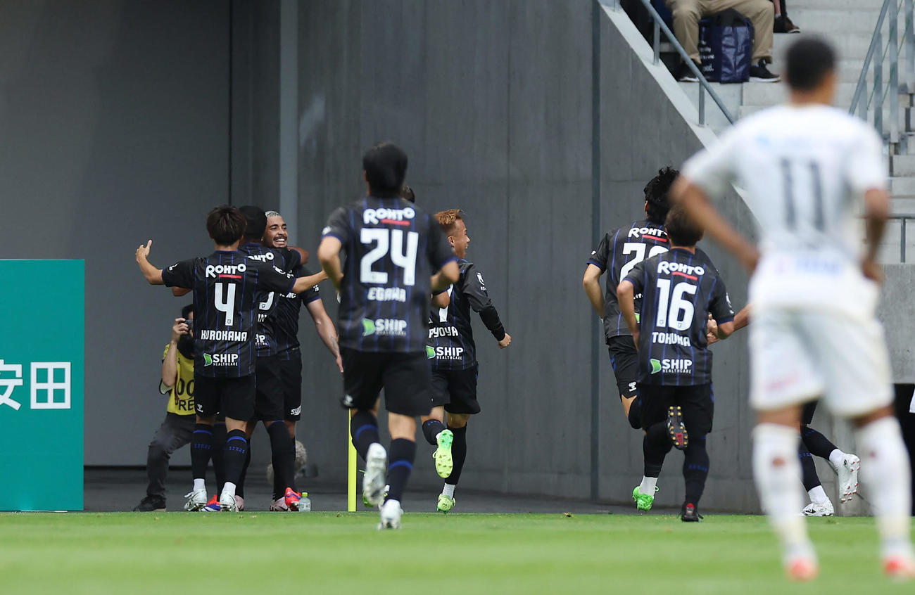 G大阪対町田　前半、ウェルトンが先制ゴールを決め喜ぶG大阪の選手たち（撮影・前田充）