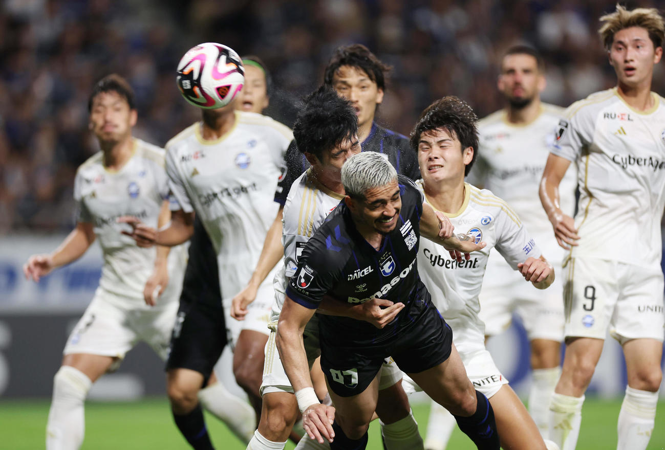 G大阪対町田　後半、ゴール前で競り合うG大阪ウェルトン（中央）ら両チームの選手たち（撮影・前田充）