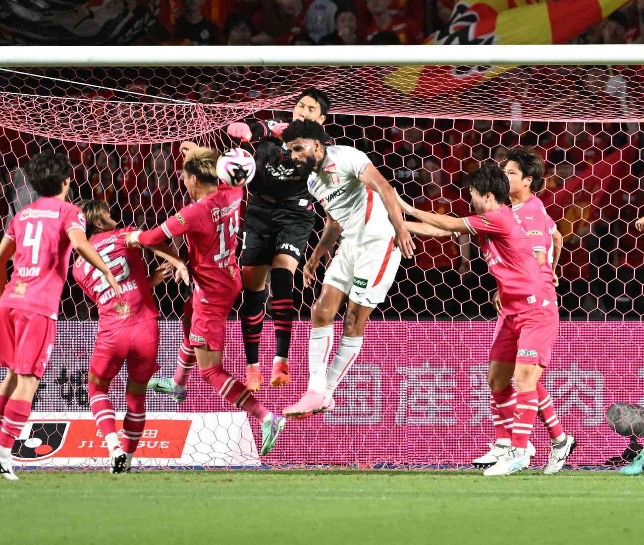 C大阪対名古屋　後半、ゴール前にあがったボールをパンチングするC大阪キーパーのキム・ジンヒョン（撮影・和賀正仁）