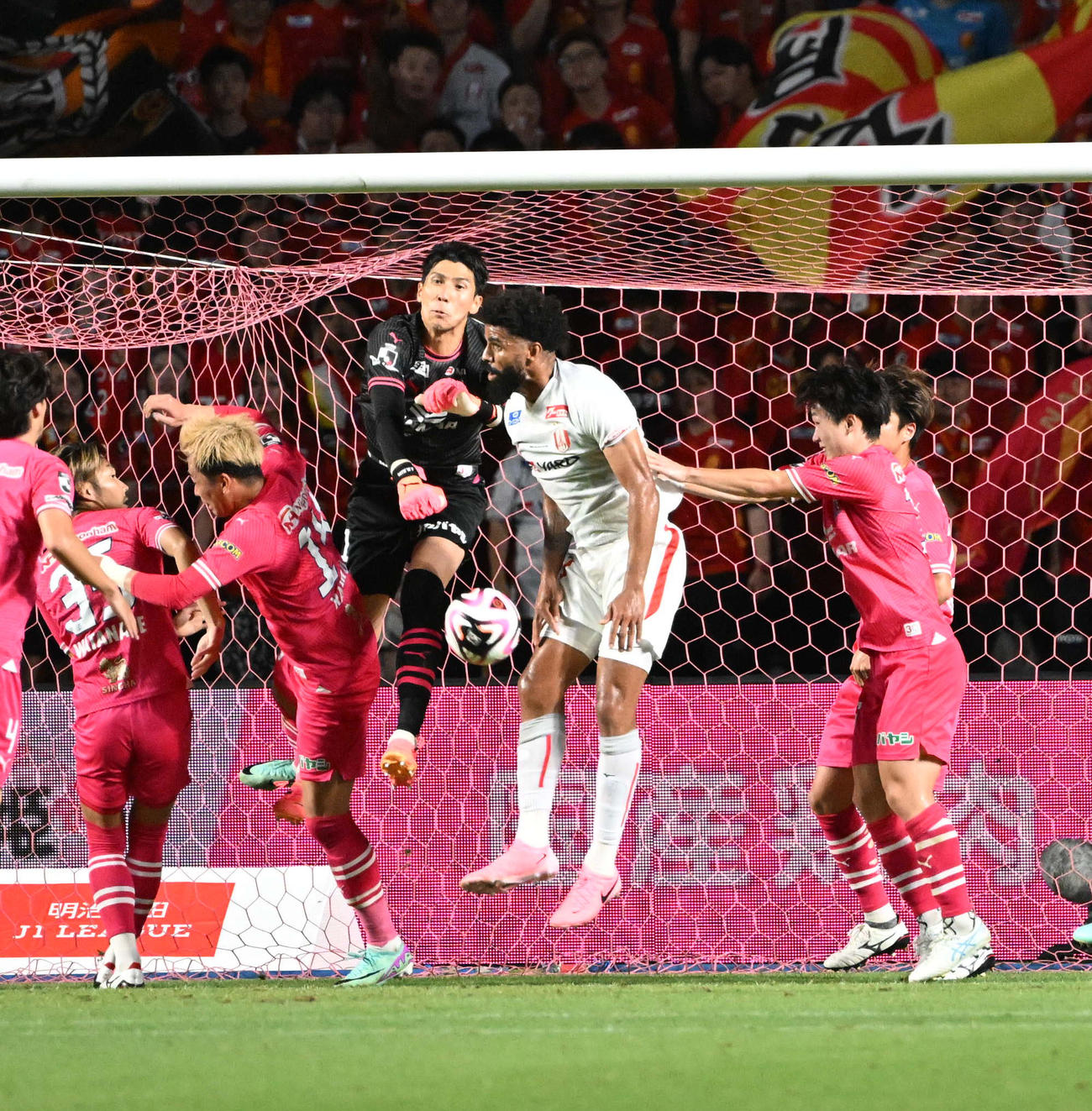 C大阪対名古屋　後半、ゴール前にあがったボールをパンチングするC大阪キーパーのキム・ジンヒョン（撮影・和賀正仁）