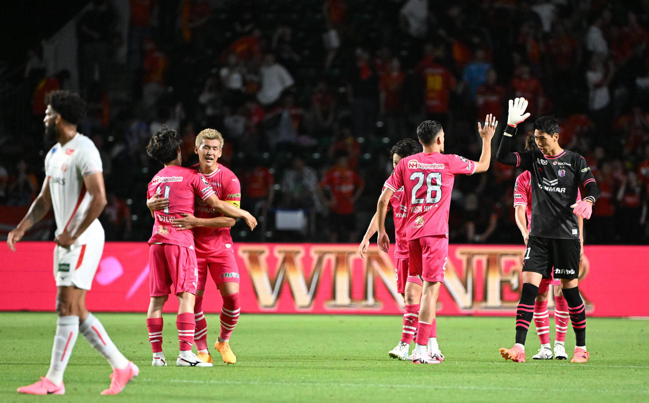 C大阪対名古屋　名古屋に勝利しタッチする大阪の選手ら（撮影・和賀正仁）