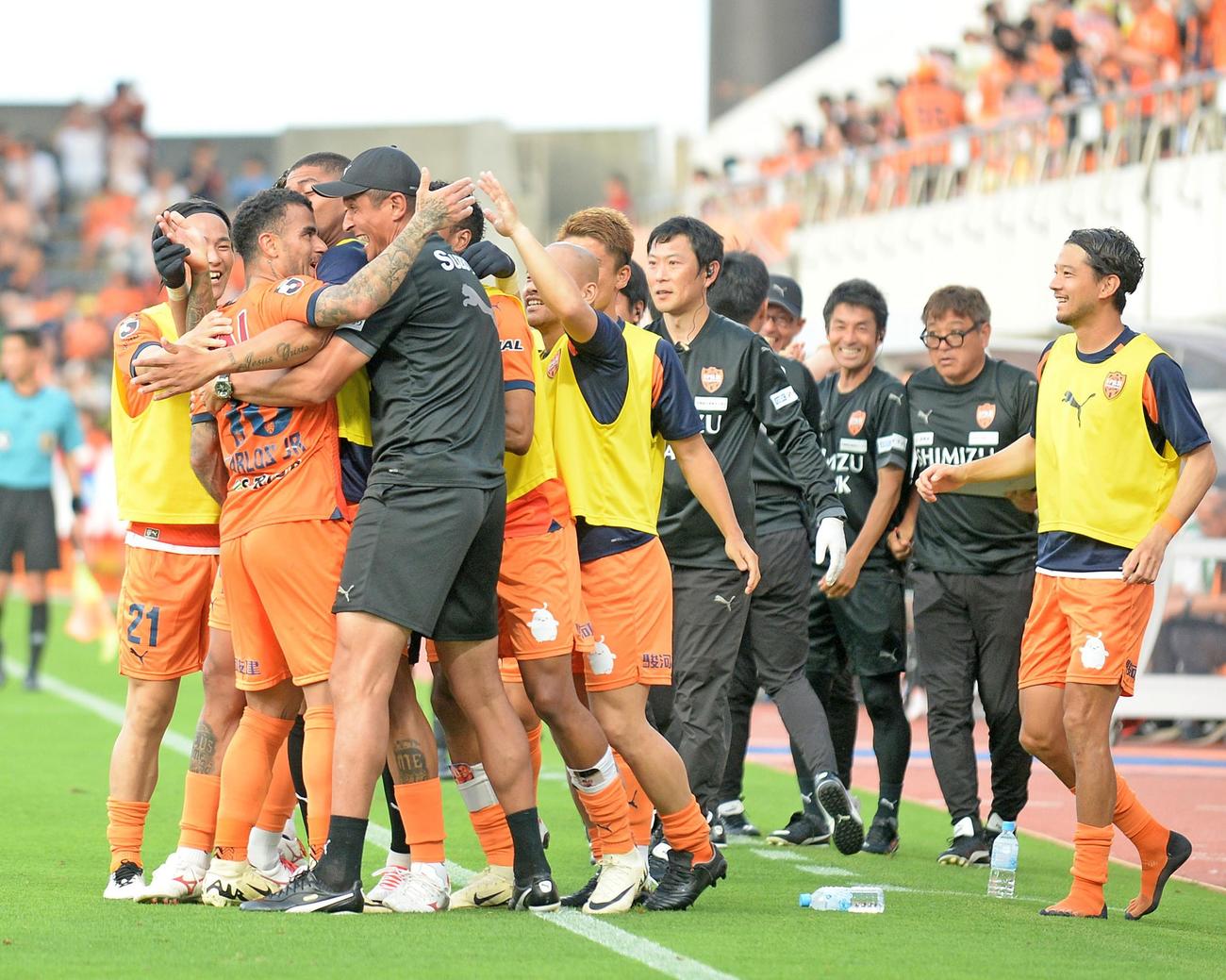 先制点を決め、ベンチメンバーらと喜び合う清水カルリーニョス（左から2人目）