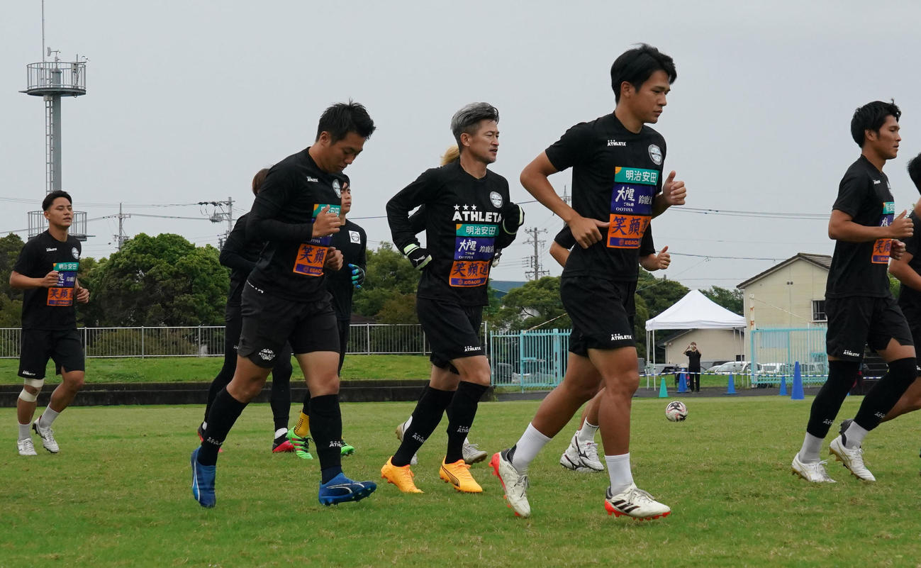 アトレチコ鈴鹿に合流しランニングをする三浦（中央）（撮影・森本幸一）