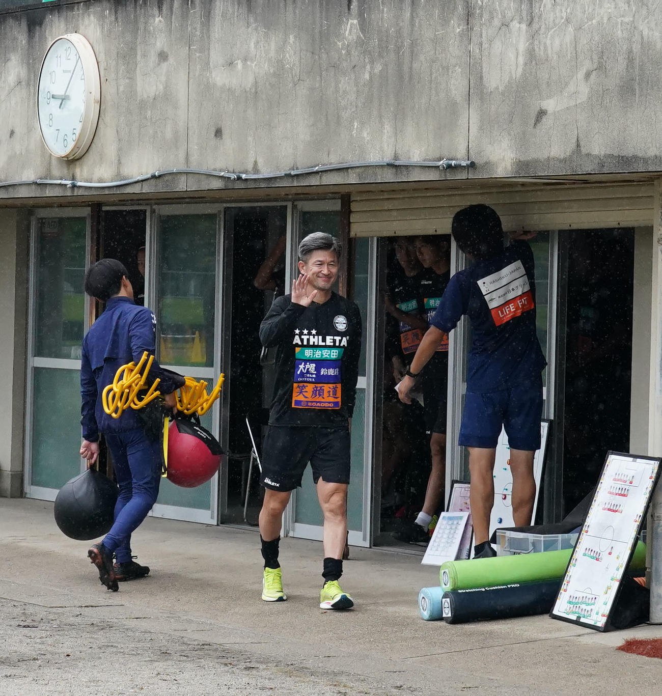 アトレチコ鈴鹿に合流した三浦（中央）（撮影・森本幸一）
