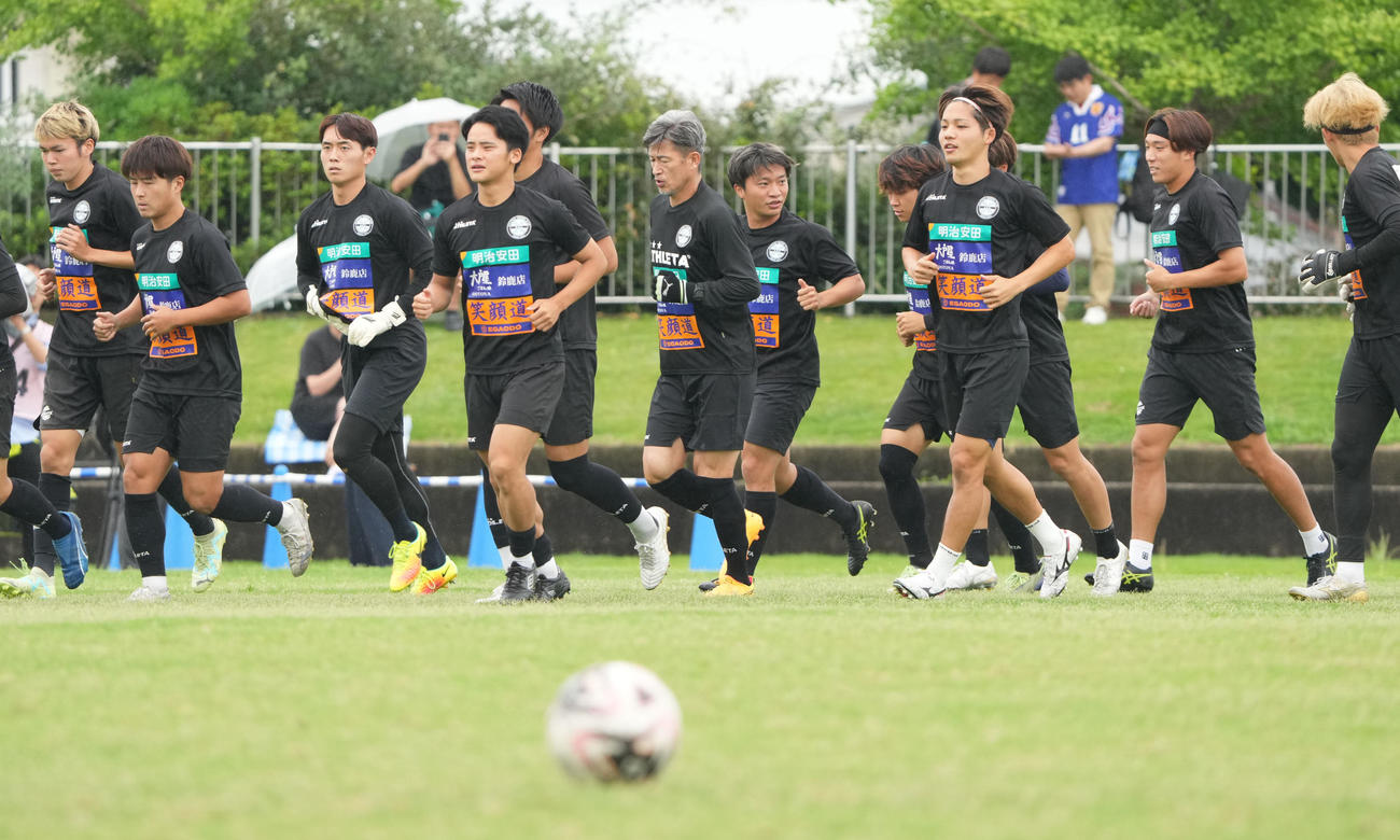 アトレチコ鈴鹿に合流しランニングをする三浦（中央）（撮影・森本幸一）