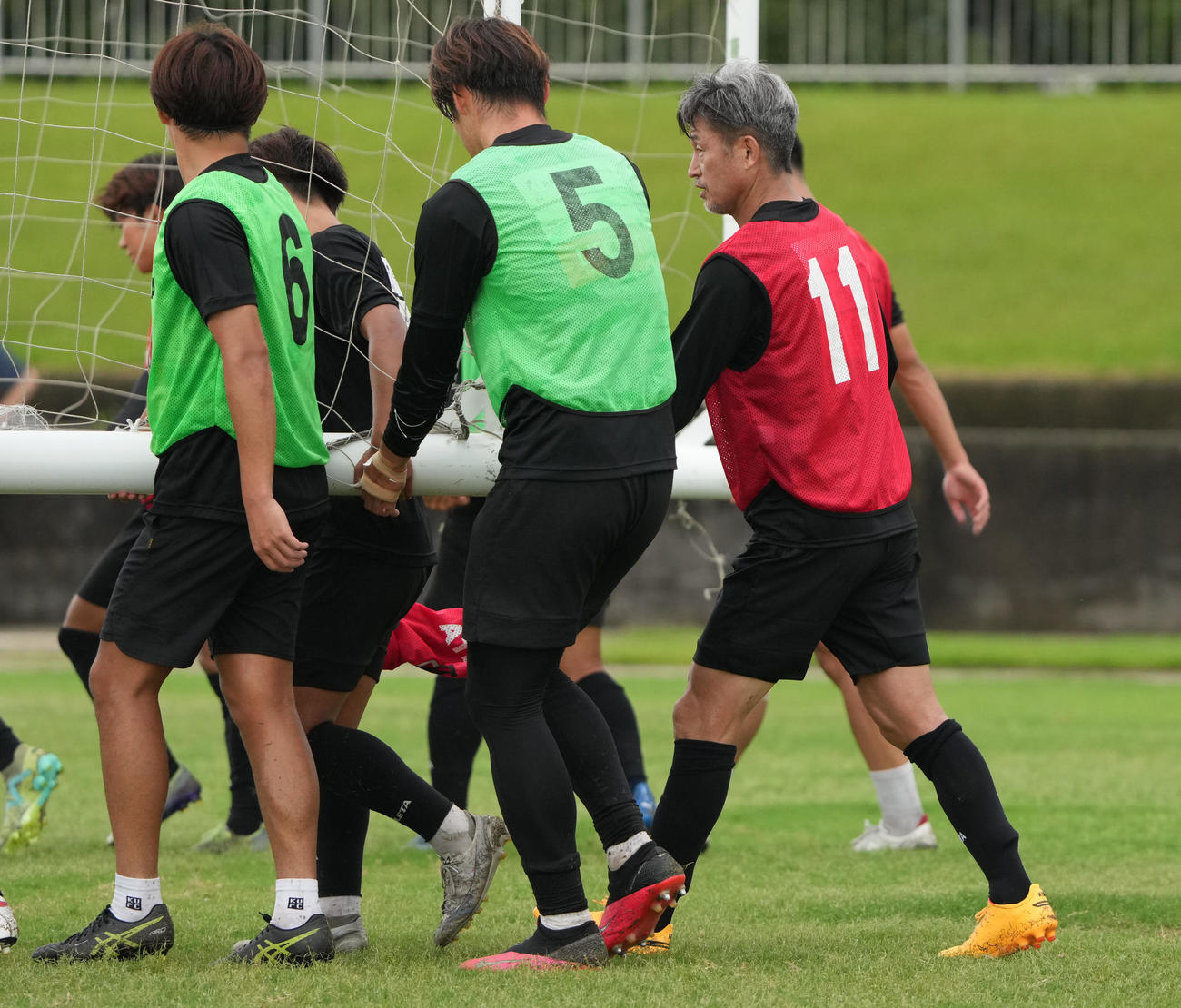 ミニゲーム開始前、選手達とゴールを運ぶ三浦（右）（撮影・森本幸一）