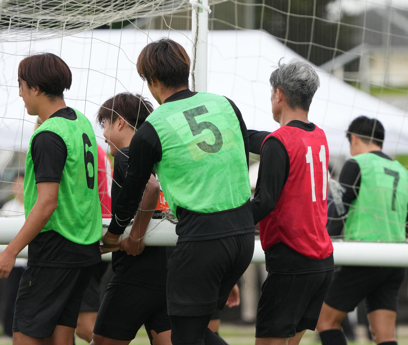 ミニゲーム開始前、選手達とゴールを運ぶ三浦（右から2人目）（撮影・森本幸一）