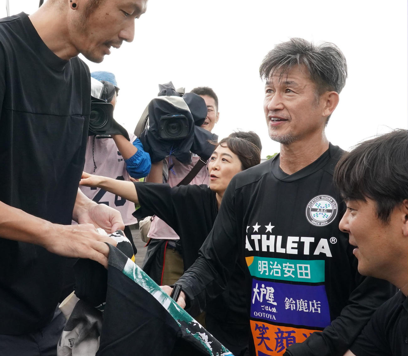 全体練習終了後、詰めかけたサポーターや観客にファンサービスをする三浦（右から2人目）（撮影・森本幸一）
