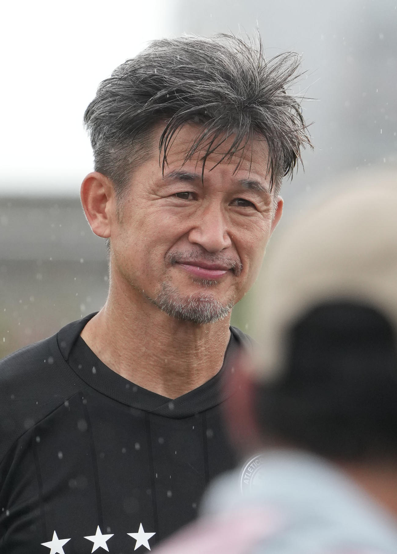 全体練習を終え取材に応じる三浦（撮影・森本幸一）