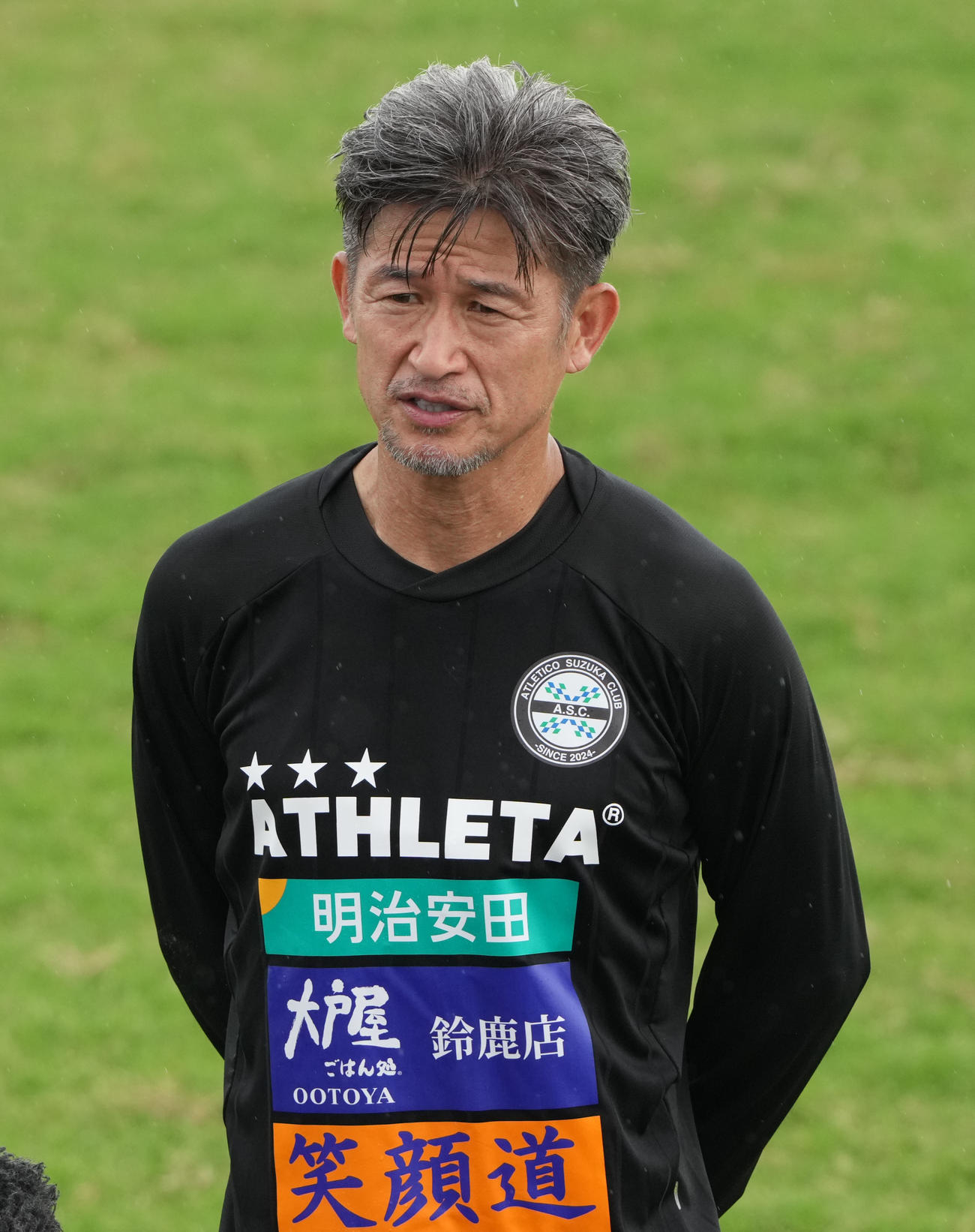 全体練習を終え取材に応じる三浦（撮影・森本幸一）