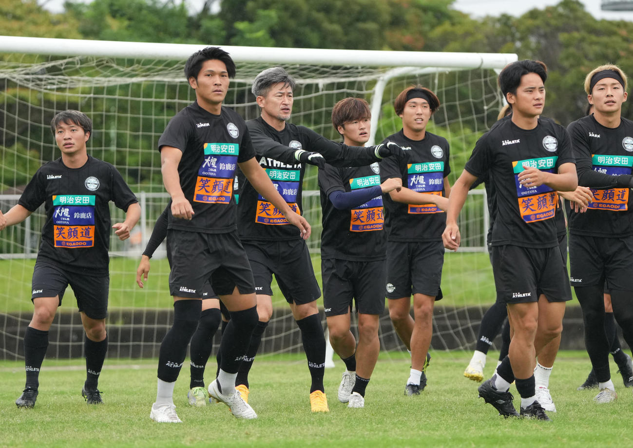 アトレチコ鈴鹿に合流しランニングをする三浦（左から3人目）（撮影・森本幸一）