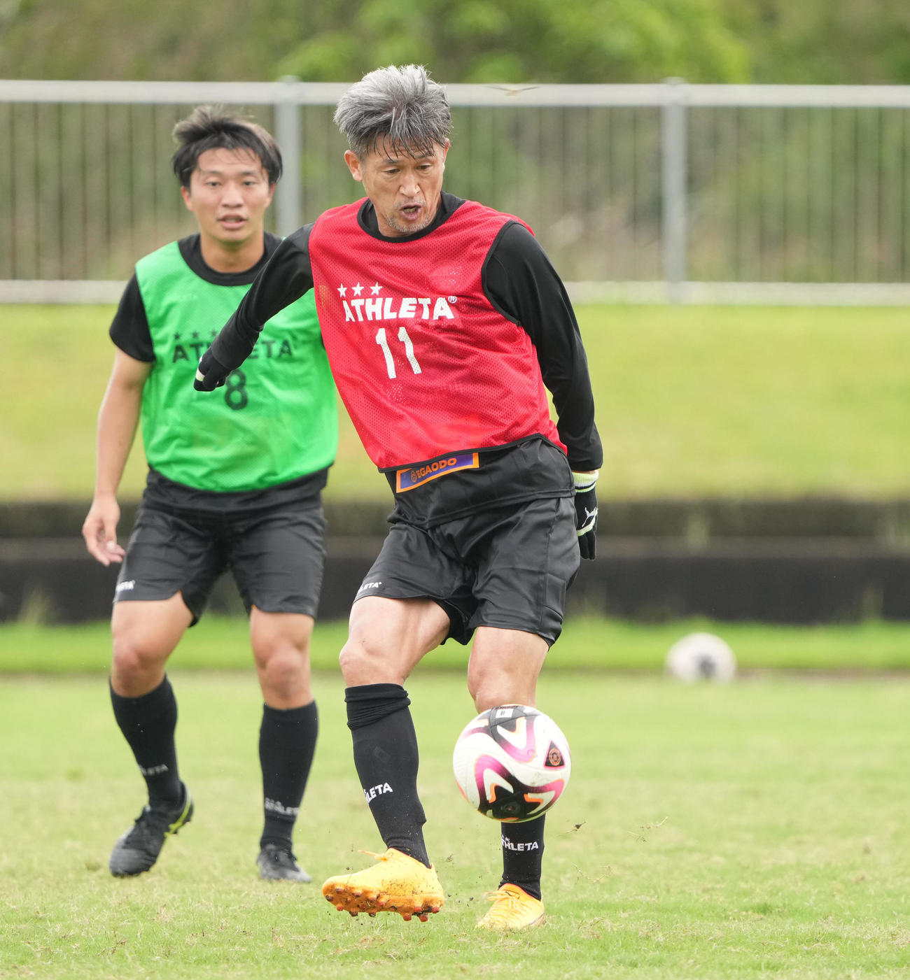 アトレチコ鈴鹿に合流しミニゲームでパスを出す三浦（右）（撮影・森本幸一）