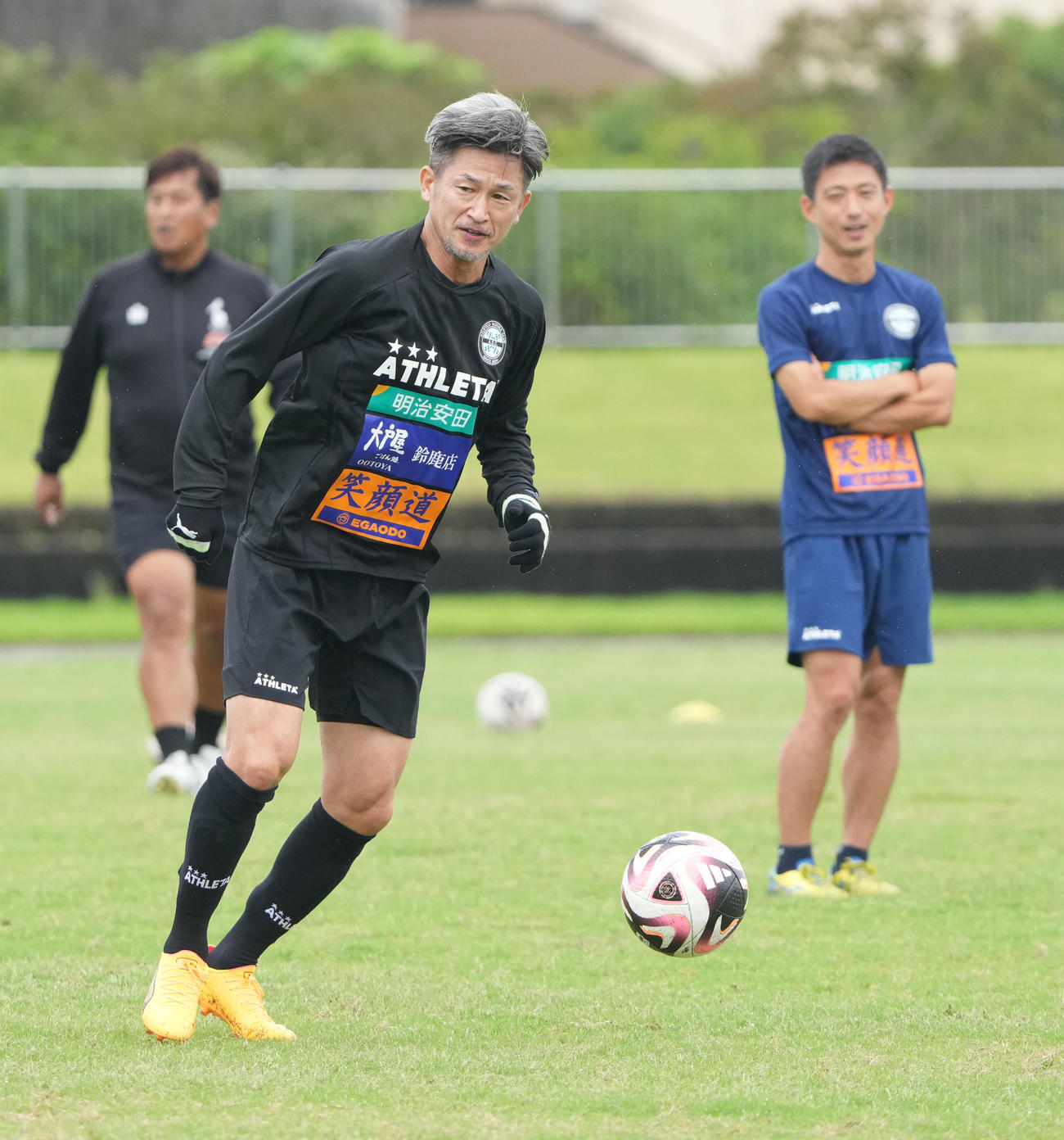 アトレチコ鈴鹿に合流し軽快な動きを見せる三浦（中央）右は朴監督（撮影・森本幸一）