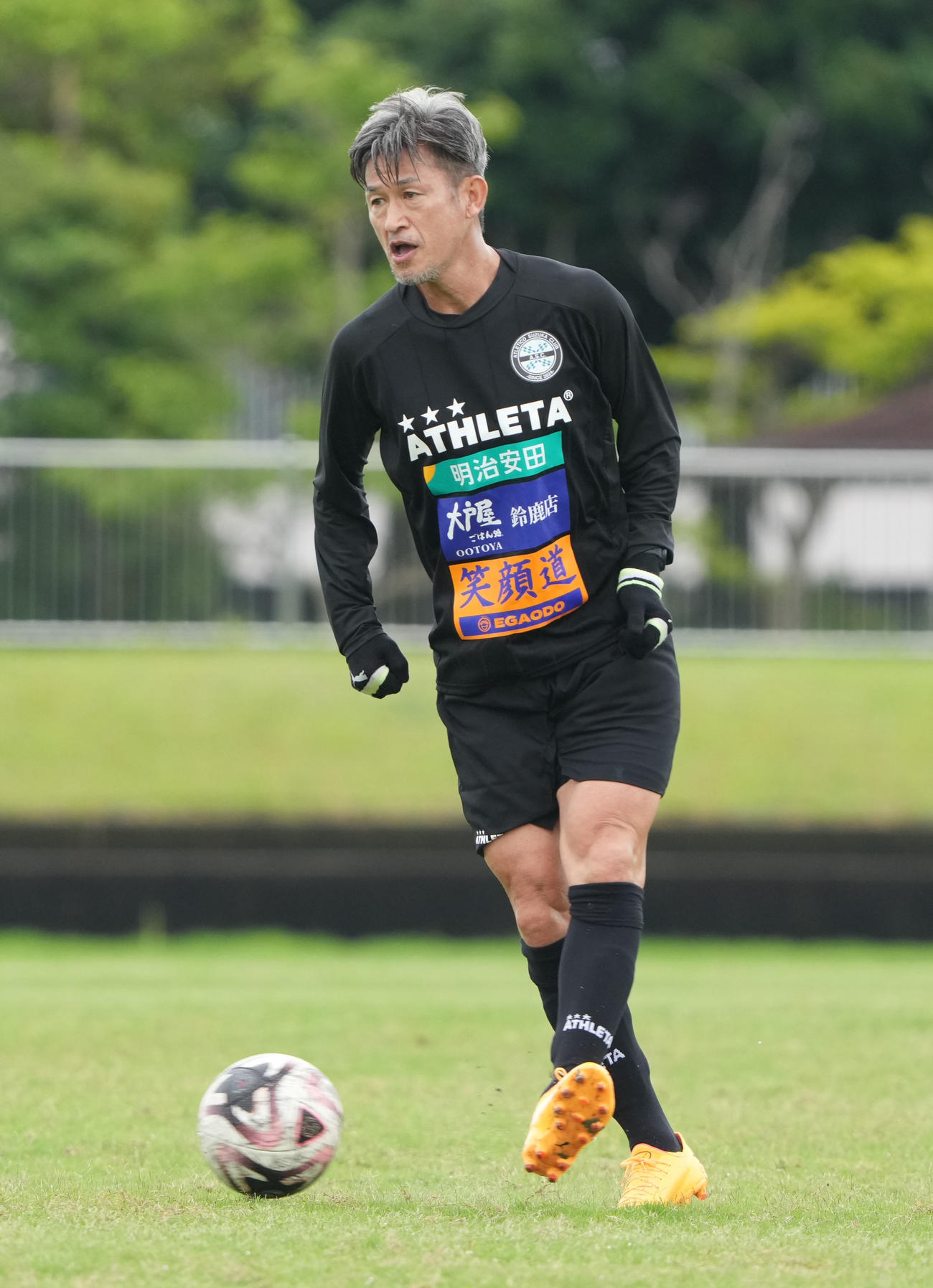 全体練習で軽快な動きでパスをする三浦（撮影・森本幸一）