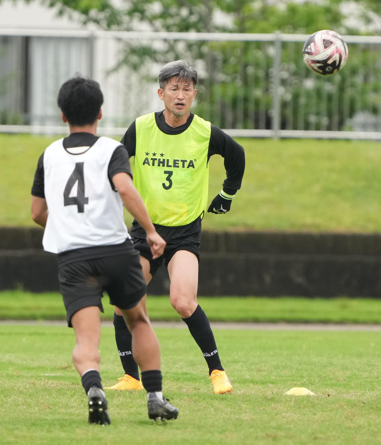 全体練習で軽快な動きでボールを追う三浦（右）（撮影・森本幸一）