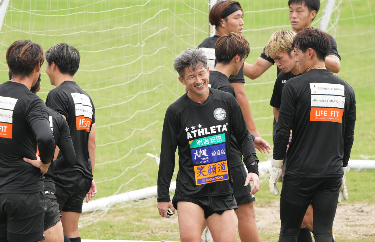 全体練習を終え明るい表情を見せる三浦（左から4人目）（撮影・森本幸一）