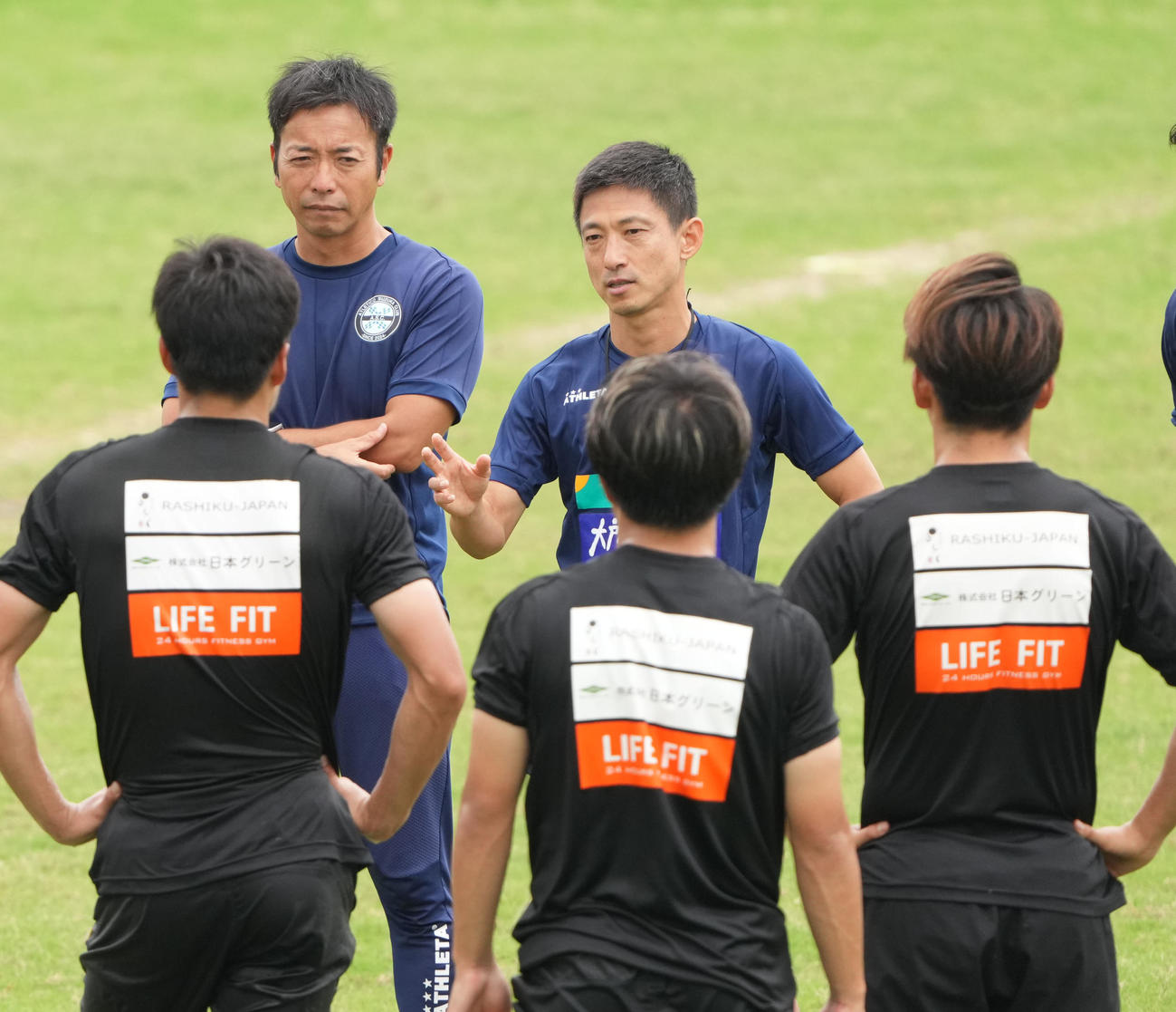 全体練習を終え選手に話をする朴監督（中央）（撮影・森本幸一）
