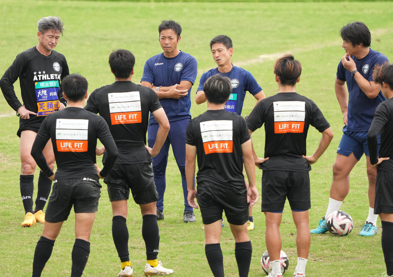 全体練習を終え選手に話をする朴監督（中央）左は三浦（撮影・森本幸一）