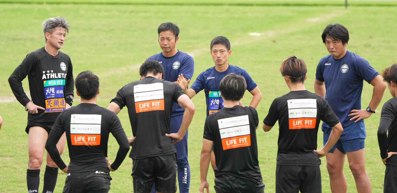全体練習を終え選手に話をする朴監督（中央）左は三浦（撮影・森本幸一）