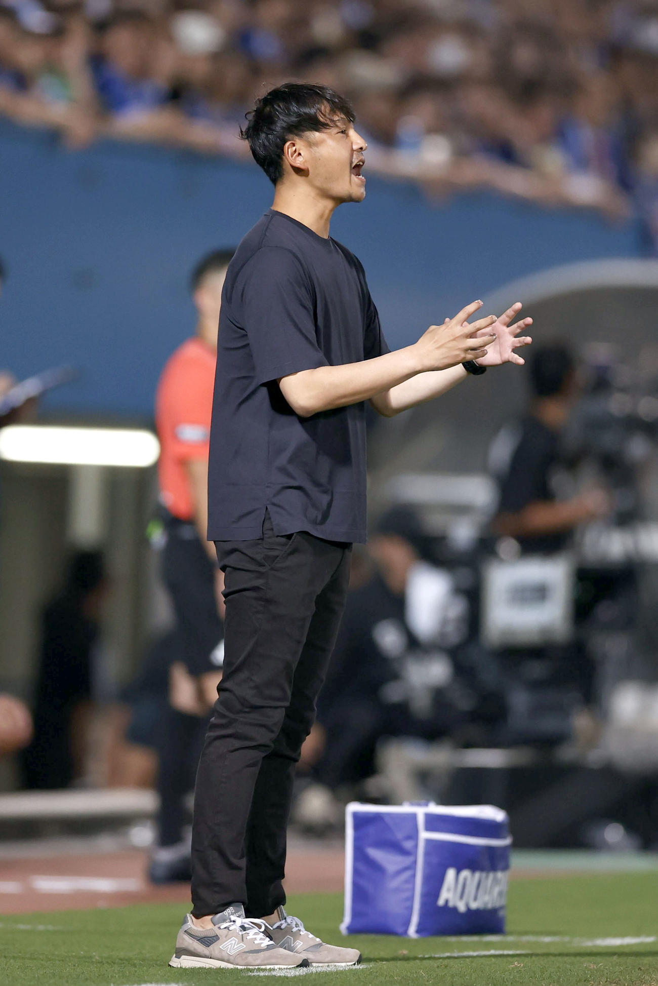 後半、指示を出す鳥栖・川井監督＝ニッパツ（共同）