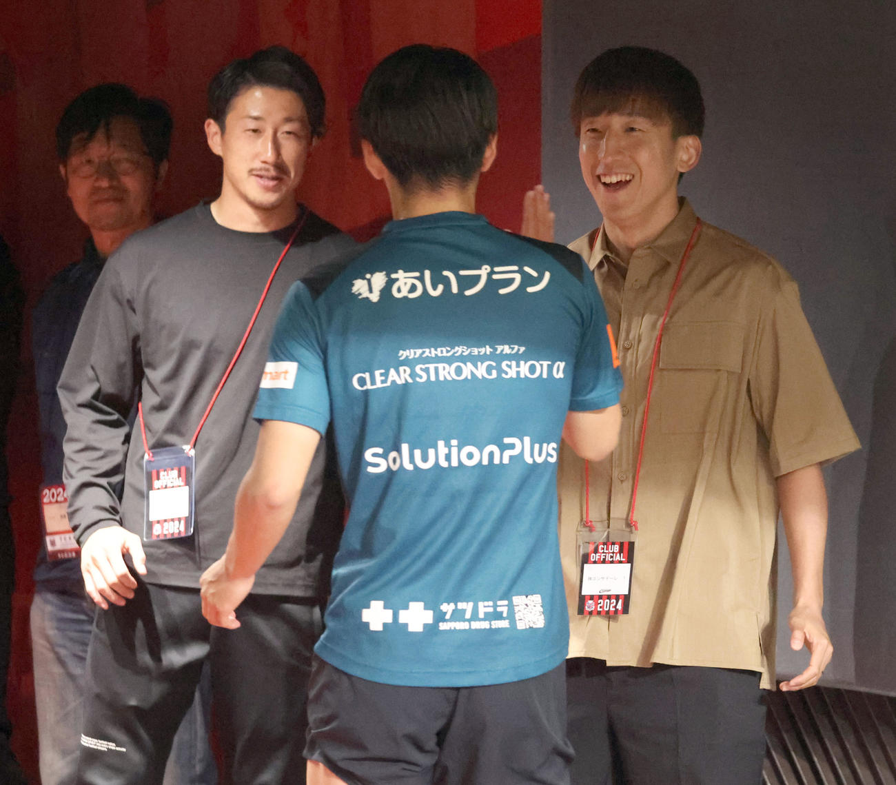 6月5日、ルヴァン杯富山戦で札幌イレブンを笑顔で激励するディナモ・ザグレブ金子（右）