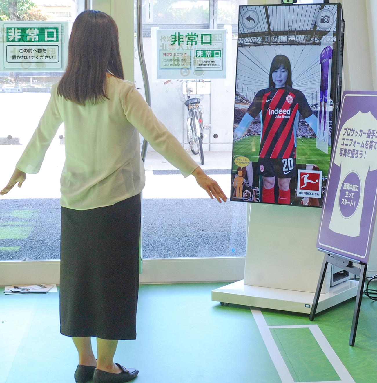「VR試着」を行う市関係者。画像は保存し持ち帰りOK　　