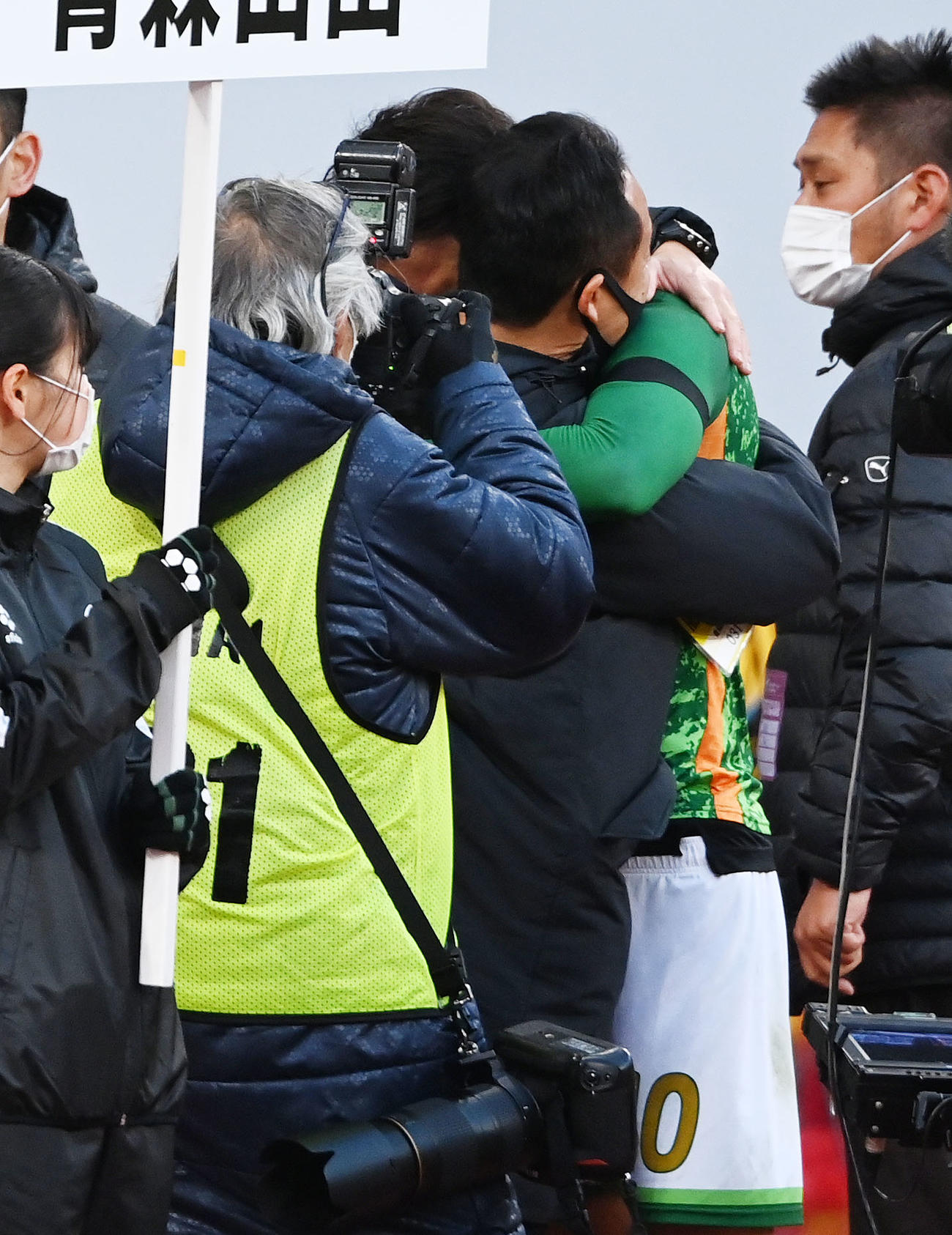 22年、高校サッカー選手権を制し抱き合う青森山田時代の黒田監督と松木玖生