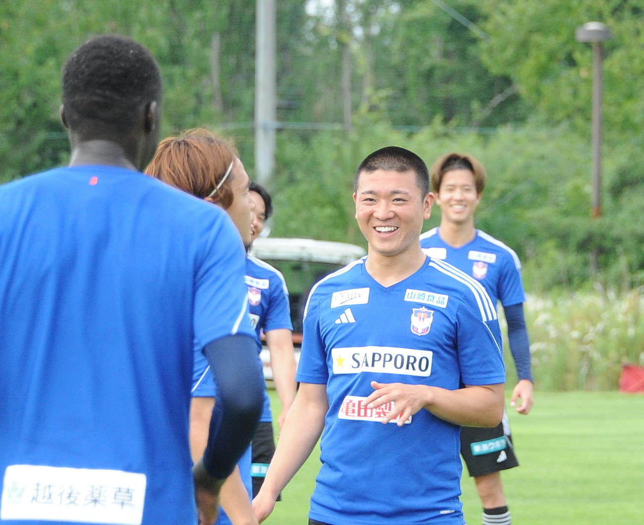 鳥栖戦前日練習の合間に笑顔を見せる小見（中央）