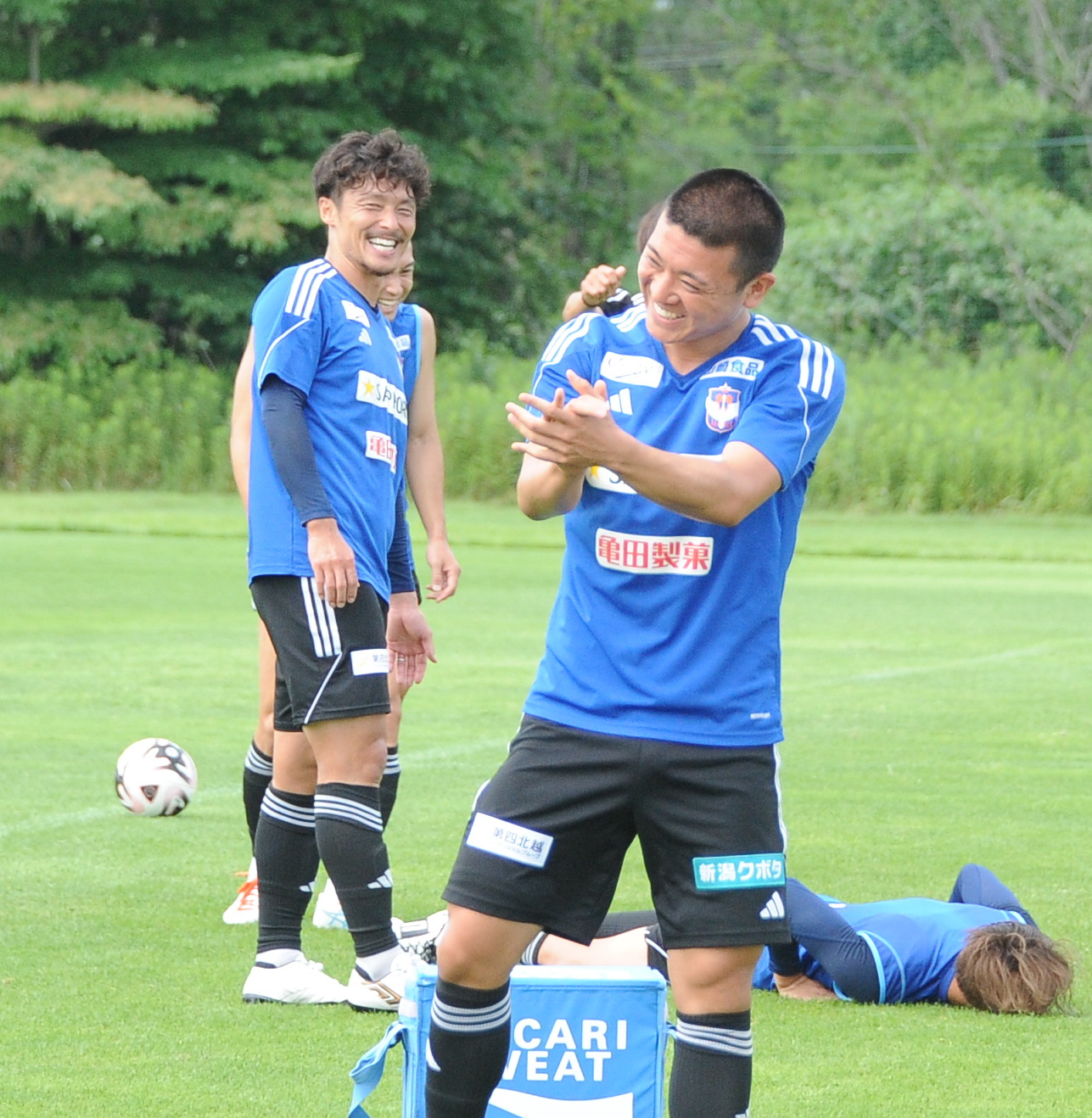 鳥栖戦前日練習の合間に笑顔を見せる小見（中央）