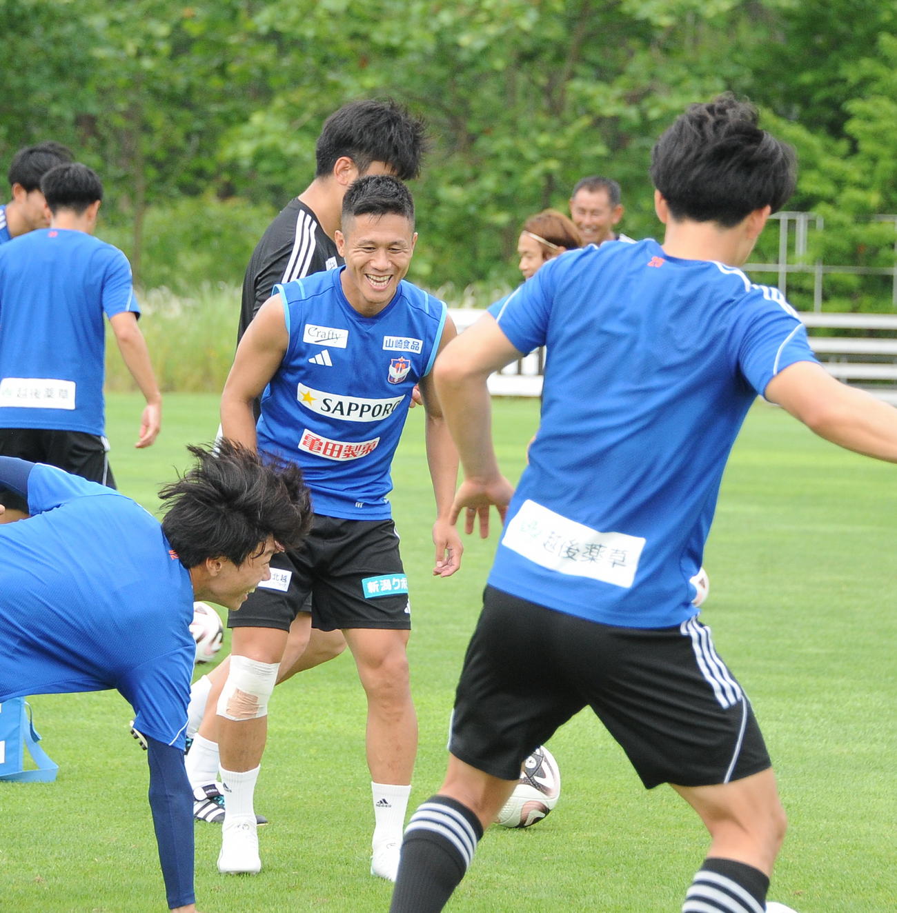 鳥栖戦前日練習で笑顔を見せる小野（右から2人目）