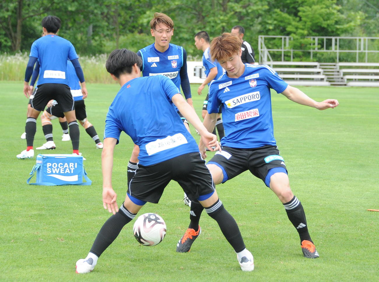 負傷から復帰の長倉（右）が鳥栖戦前日練習に参加する