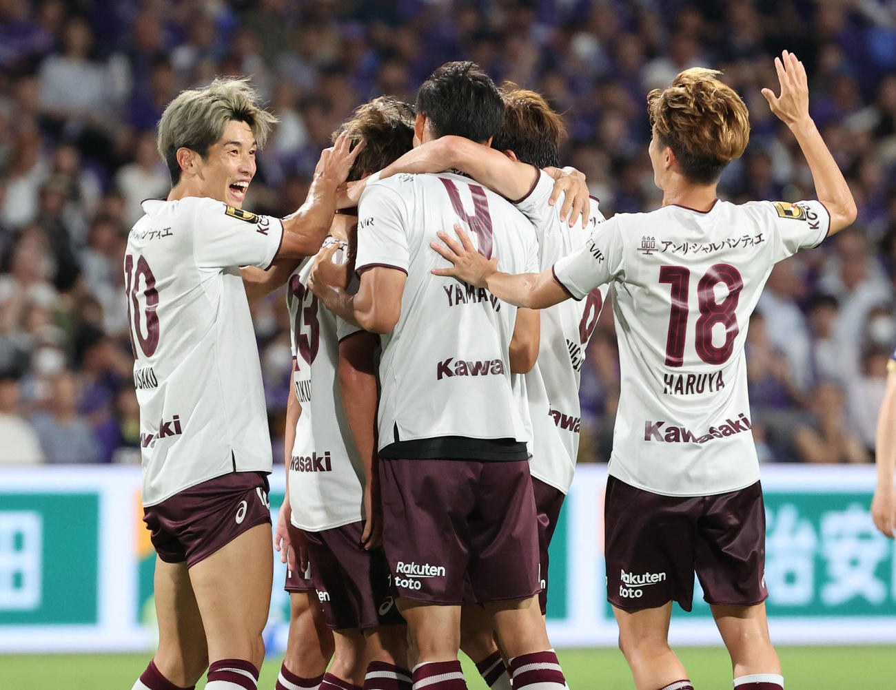 広島対神戸　後半　神戸広瀬の勝ち越しゴールを喜ぶ神戸大迫（左）（撮影・加藤孝規）