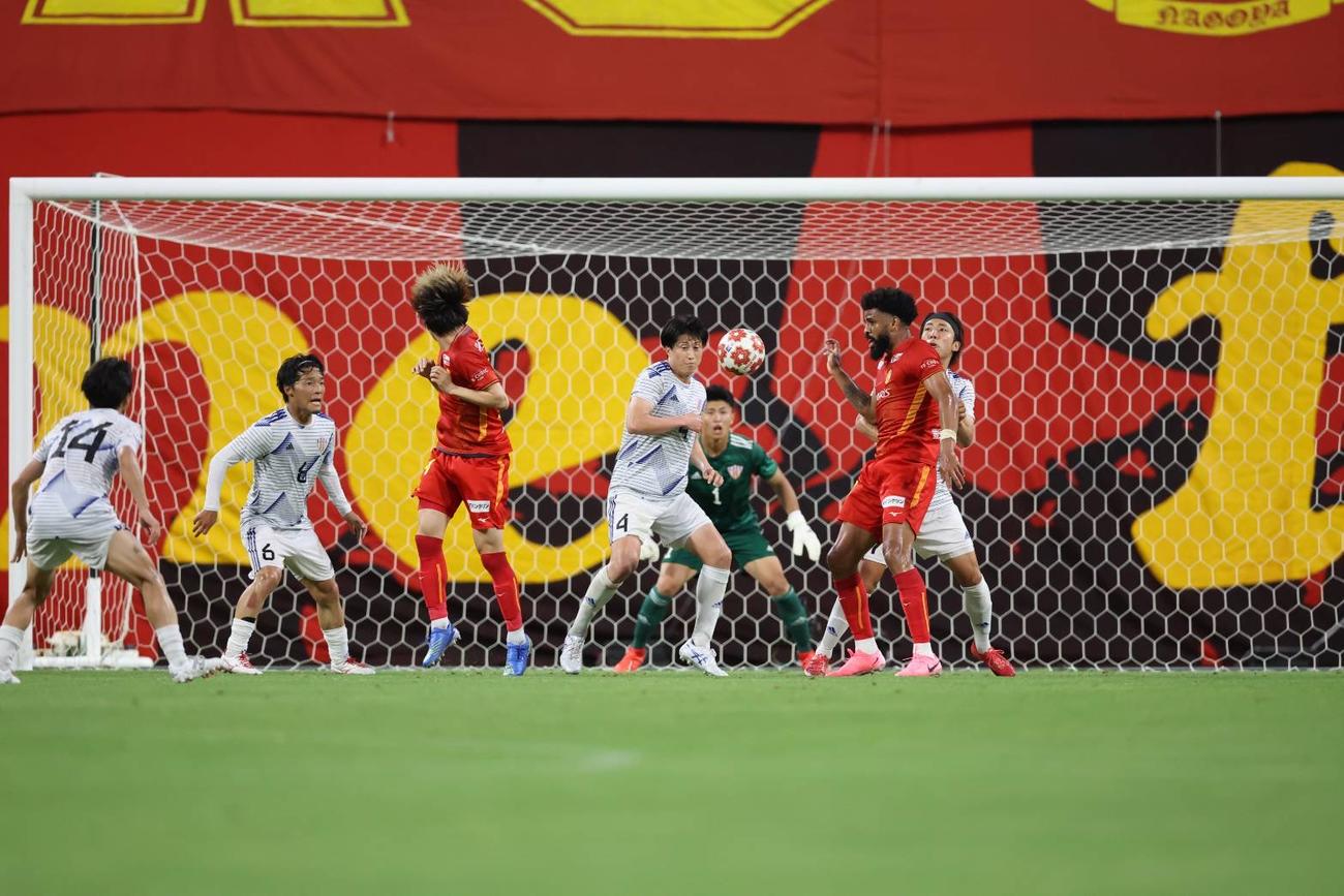 天皇杯２回戦でＪ１名古屋を破った北信越１部ＪＡＰＡＮサッカーカレッジＤＦ安藤裕麻（左から４人目）（ＪＡＰＡＮサッカーカレッジ提供）
