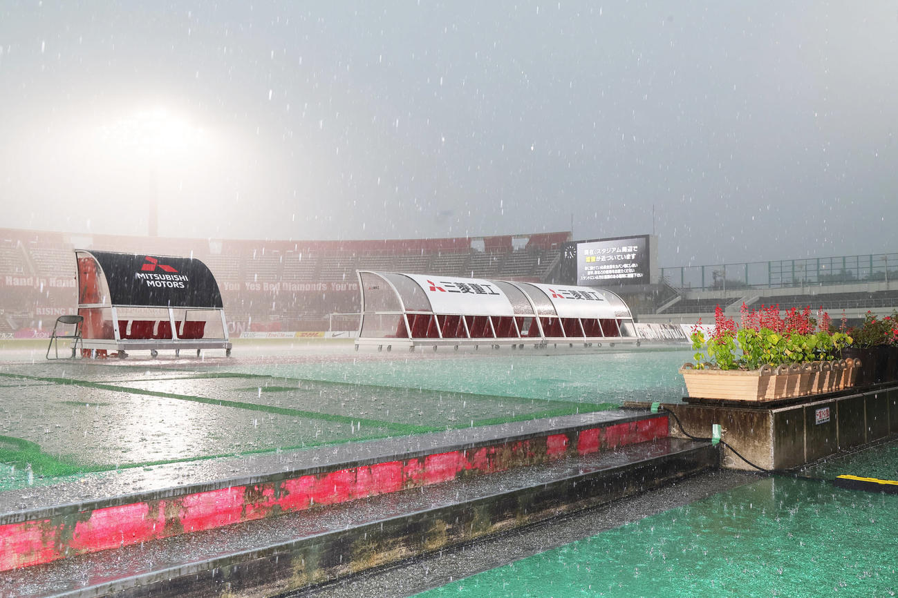 試合前、激しい雨が降る浦和駒場スタジアム（撮影・足立雅史）