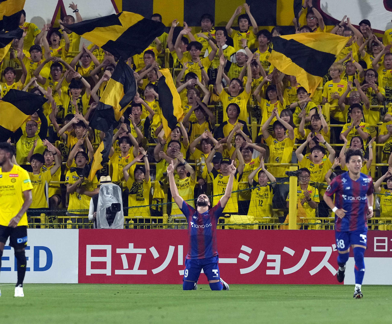 柏対東京　先制ゴールを決め喜ぶ東京ディエゴ（撮影・たえ見朱実）