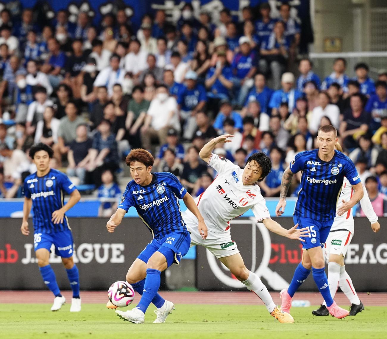 町田対名古屋　前半、ドリブルで切り込む町田平河（中央左）（撮影・垰建太）