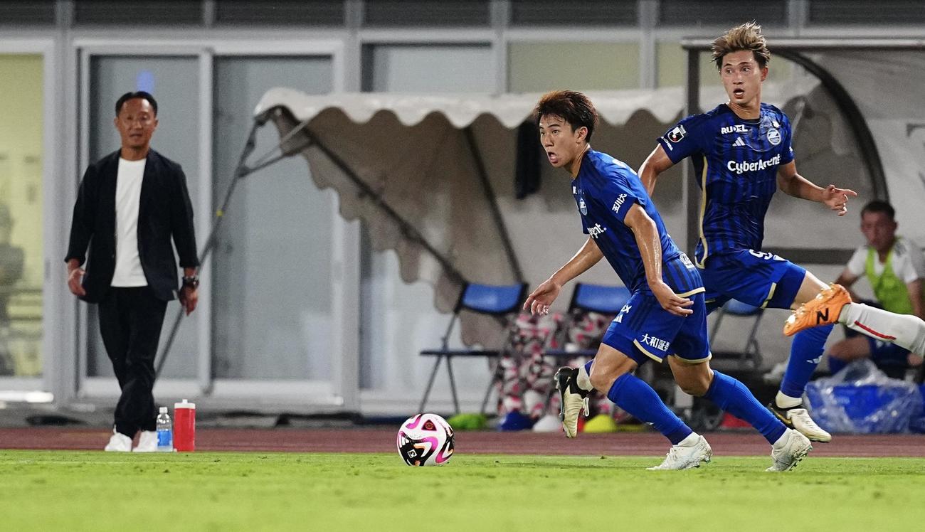 町田対名古屋　後半、攻め込む町田平河（中央）と藤尾（右）。左は黒田監督（撮影・垰建太）