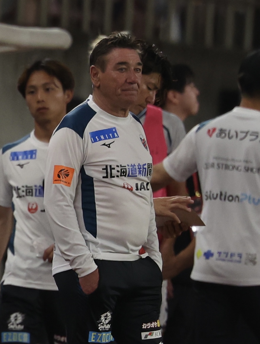 鹿島対札幌　鹿島に敗れ、表情を曇らせる札幌ペドロヴィッチ監督（撮影・河田真司）