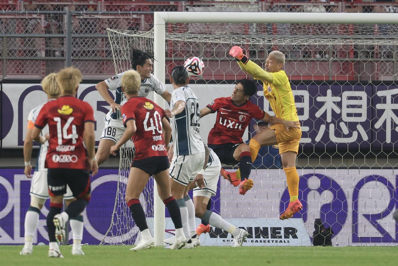 第22節　鹿島対札幌　前半、ボールを止める札幌GK菅野＝2024年7月6日　