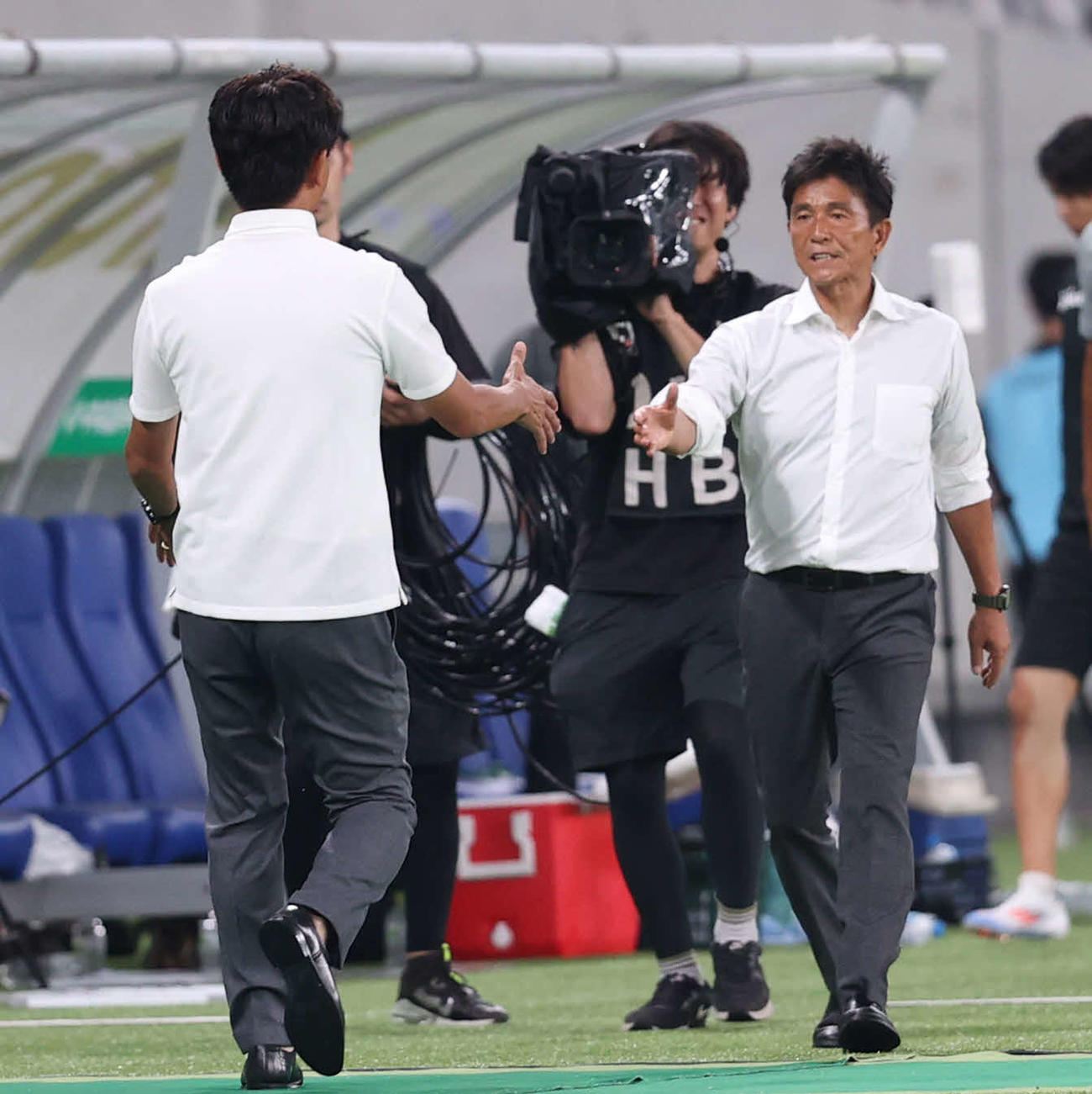 東京V対C大阪　500回目の指揮をドローで終わりC大阪小菊監督（右）と握手する東京V城福監督（撮影・水谷安孝）