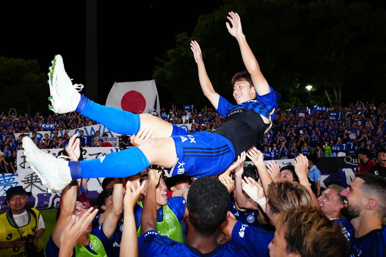 町田対名古屋　試合後、サポーターの前でイレブンから胴上げされる町田平河（撮影・垰建太）