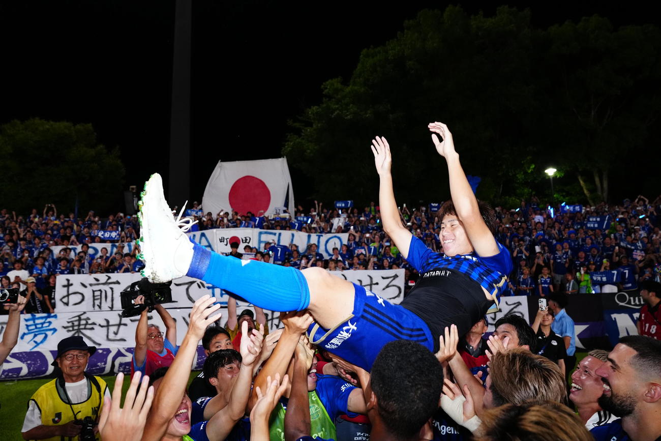 町田対名古屋　試合後、サポーターの前でイレブンから胴上げされる町田平河（撮影・垰建太）